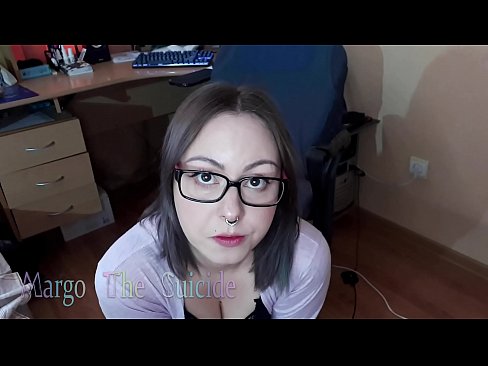 ❤️ 戴眼鏡的性感女孩在鏡頭前深吸假陽具 優質色情 在我們 ❌️❤