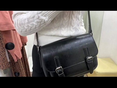 ❤️ 年輕婊子 FeralBerry 在試衣間用假陽具公開自慰 優質色情 在我們 ❌️❤